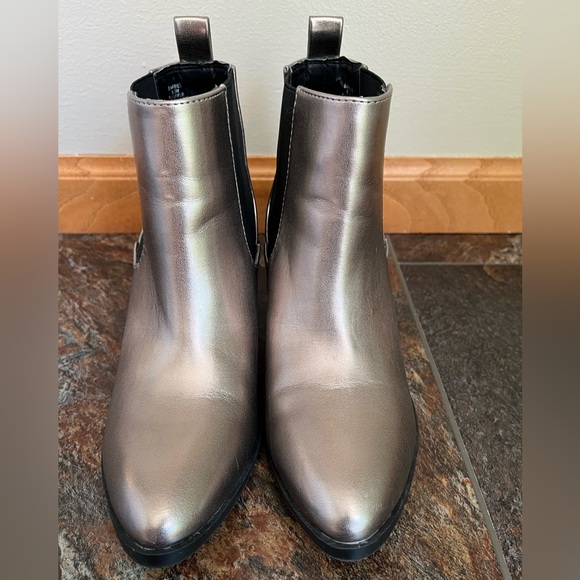 Madden Girl Barbiee pewter silver pull on ankle block heel bootie. Size 6.5 - Picture 2 of 15